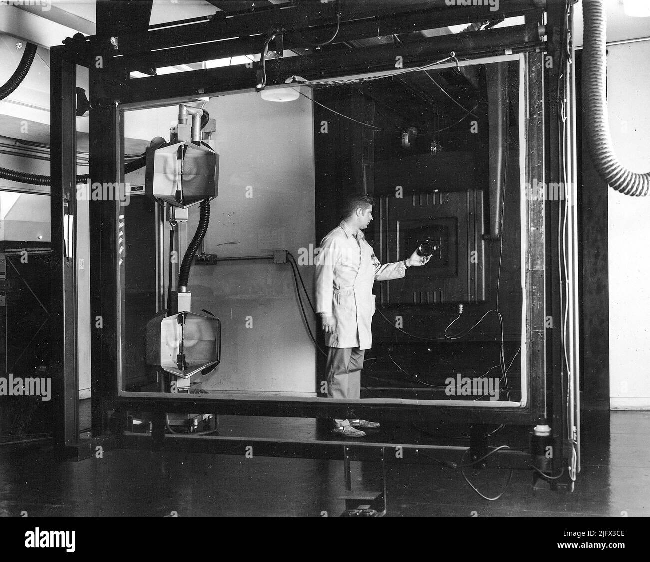 Immagine storica. Copia fotografica Geological Survey USA. Jay Prendergast della USGS regola l'obiettivo su una fotocamera Robertson da 48 pollici, 4,5 tonnellate. Installata nel 1959, la telecamera è stata utilizzata per la trasformazione precisa della scala di mappature di separazione e compositi. Questa foto è stata scattata a Menlo Park, California, nel 1965. Credito: USGS. Foto Stock