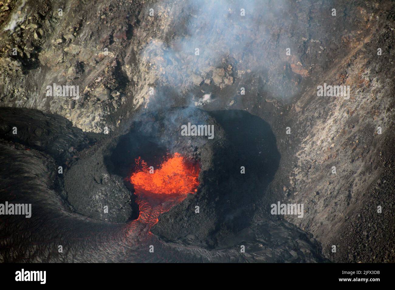 Una vista ravvicinata della bocca occidentale che fornisce la lava al lago di lava a Halema'uma'u, sulla cima di K?lauea, Hawaii. In basso a destra, il complesso di fessura occidentale dell'eruzione del 2020ÐMay dicembre 2021 è visibile come una caratteristica spiny e noioso marrone scuro e rosso. La vecchia fessura è stata sollevata dall'attuale lago di lava, e sembra galleggiare sulla superficie (simile a come un iceberg galleggia nell'oceano). Questa foto è stata scattata durante un volo in elicottero dell'Osservatorio del Vulcano Hawaiiano il 15 ottobre 2021. Credit N. Deligne/USGS Foto Stock