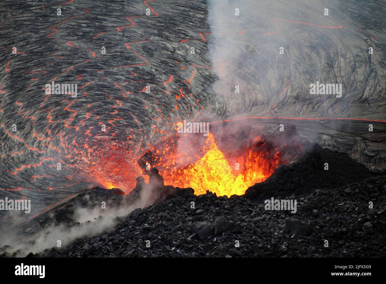 Foto della fondazione dalla bocca occidentale nel cratere di Halema'uma'u, alla cima di K?lauea, Hawaii, USA. Gli spruzzi dalla fontana costruiscono un cono a forma di ferro di cavallo intorno alla bocca, con la lava che scorre nel lago alla base. Questa foto è stata scattata dal bordo del cratere occidentale il 5 ottobre 2021. Credito: N.Deligne/USGS Foto Stock