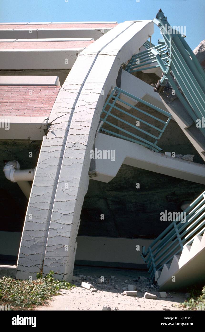 Il terremoto di Northridge del 17 gennaio 1994 (4:30am) ha causato danni estesi agli edifici e alle infrastrutture. Il terremoto di Northridge è stato un momento di magnitudo 6,7 blind thrust che si è verificato nella regione della San Fernando Valley della città di Los Angeles. Il terremoto aveva una durata di circa 10Ð20 secondi, e la sua accelerazione di picco al suolo di 1,82 g era la più alta mai registrata strumentalmente in un'area urbana del Nord America. Il bilancio delle vittime è stato di 57 persone, con più di 9.000 feriti. Credito: USGS Foto Stock