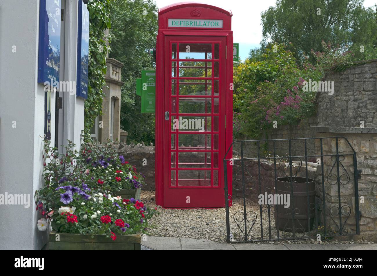 Defibrilator in una cabina telefonica rossa riadattata fuori dalla casa pubblica Bird in Hand, Saltford vicino Bristol, giugno 2022 Foto Stock