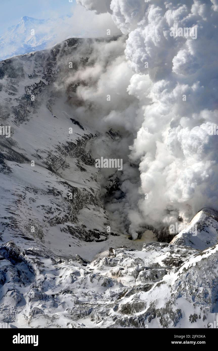 Il cratere della cima del vulcano Redoubt durante l'eruzione. Il Monte Redoubt è un stratovulcano attivo nella regione di Aleutian, Alaska, Stati Uniti d'America.. Questo è stato preso subito dopo la cessazione dell'attività esplosiva a rimessa in dubbio. Le emissioni di gas e vapore sono ancora significative. Il vulcano Iliamna a sud di Redoubt è visibile sullo sfondo. Credito: C.Read/USGS Foto Stock