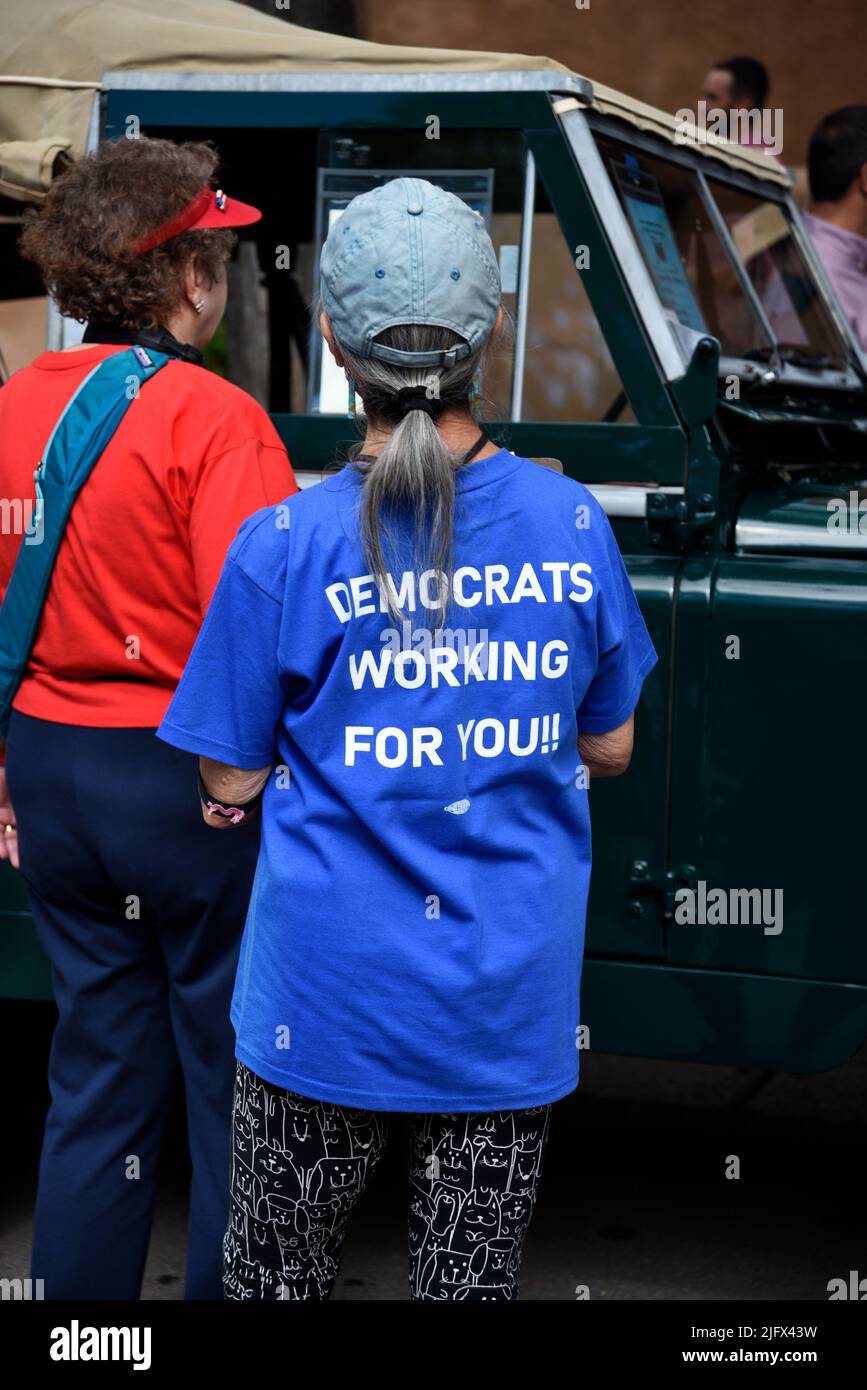 Una donna che indossa una T-shirt che esorta gli elettori a votare per i candidati democratici alle prossime elezioni partecipa a una mostra d'auto d'epoca a Santa Fe, New Mexico Foto Stock