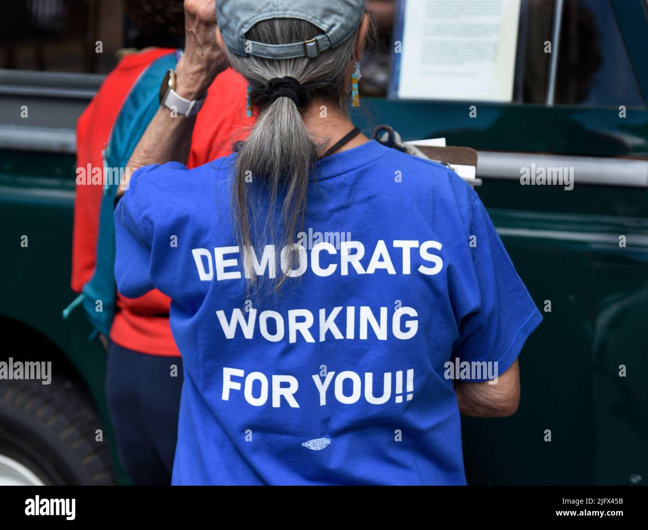 Una donna che indossa una T-shirt che esorta gli elettori a votare per i candidati democratici alle prossime elezioni partecipa a una mostra d'auto d'epoca a Santa Fe, New Mexico Foto Stock