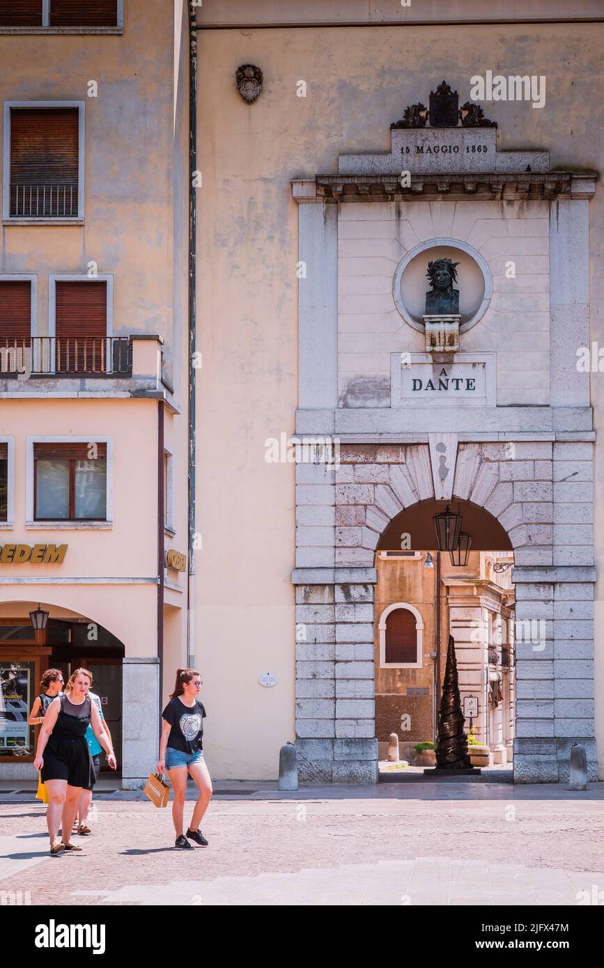 Porta Dante: Fu inaugurata il 15 maggio 1865, nel sesto centenario della nascita del poeta. È una delle tre porte delle antiche mura di Belluno Foto Stock