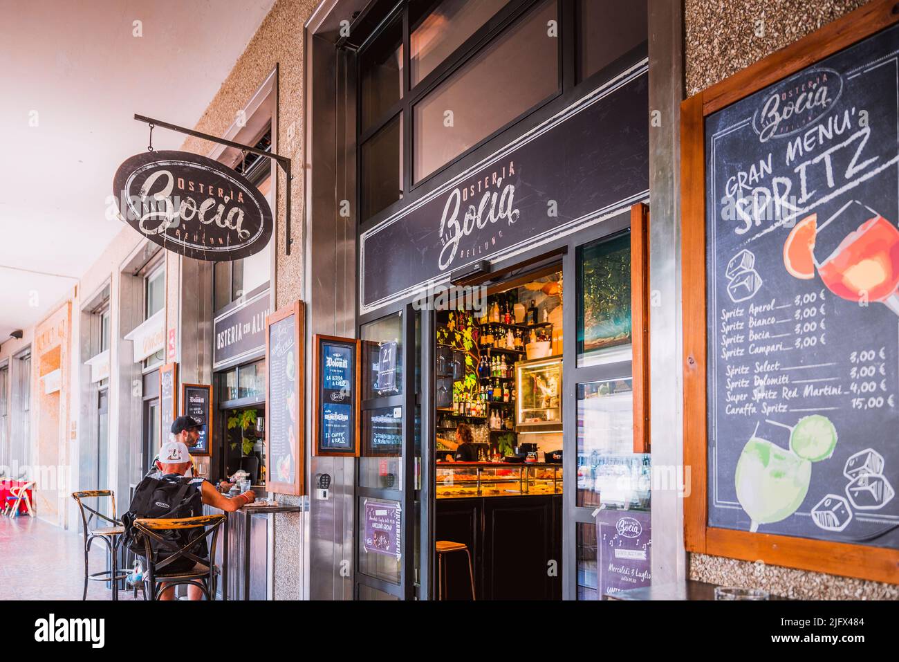 Facciata Osteria Bolia, ristorante tradizionale. Piazza Martiri - Piazza dei Martiri - Piazza Martiri. Il suo nome è in memoria e tributo a quattro giovani pa Foto Stock