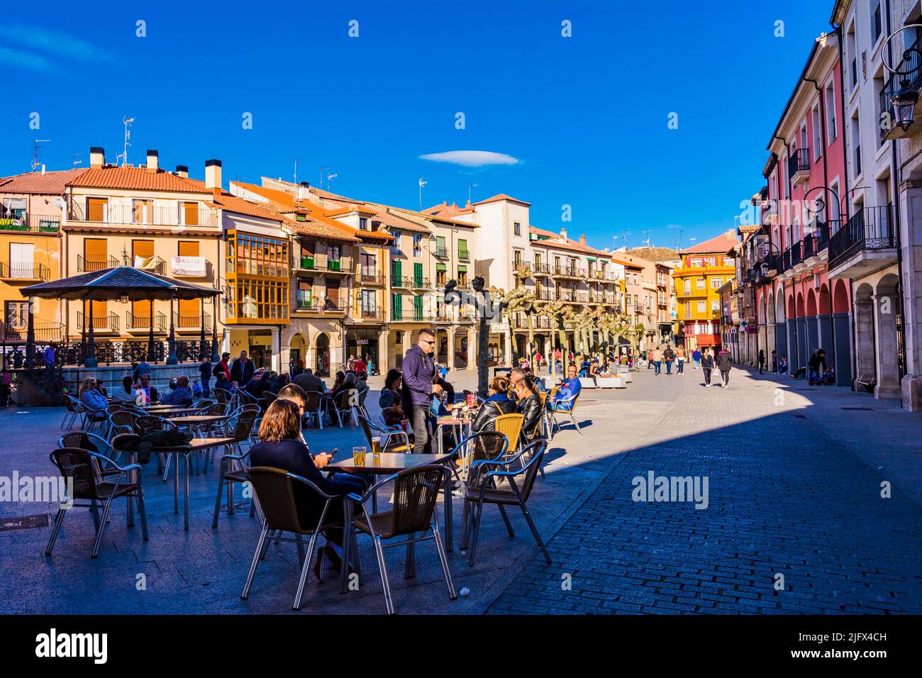 Terrazze vivaci. Plaza Mayor - Piazza principale. Aranda de Duero, Burgos, Castilla y León, Spagna, Europa Foto Stock