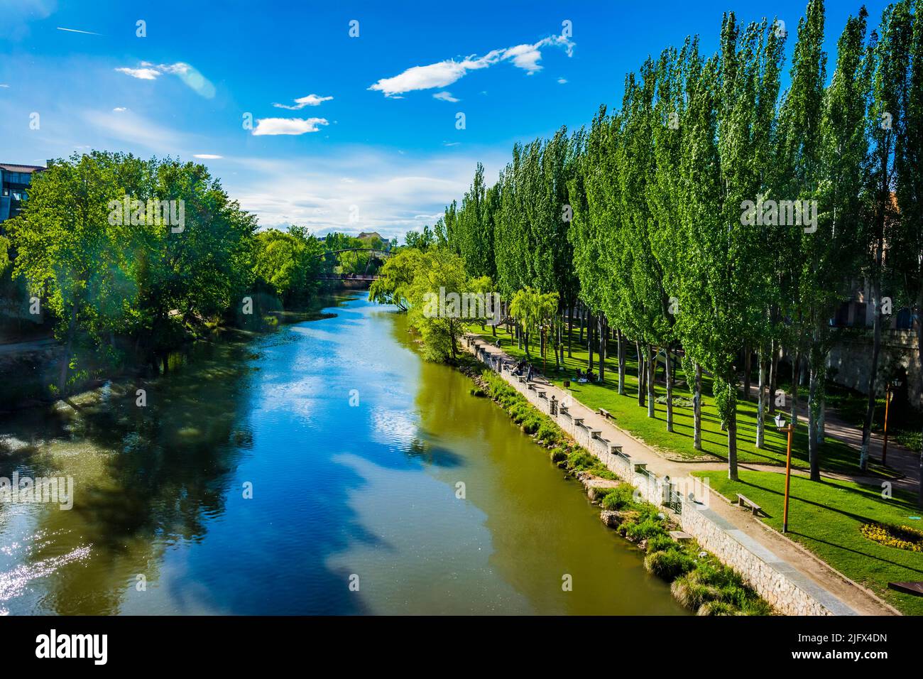 Fiume Duero come passa attraverso la città di Aranda de Duero, Burgos, Castilla y León, Spagna, Europa Foto Stock