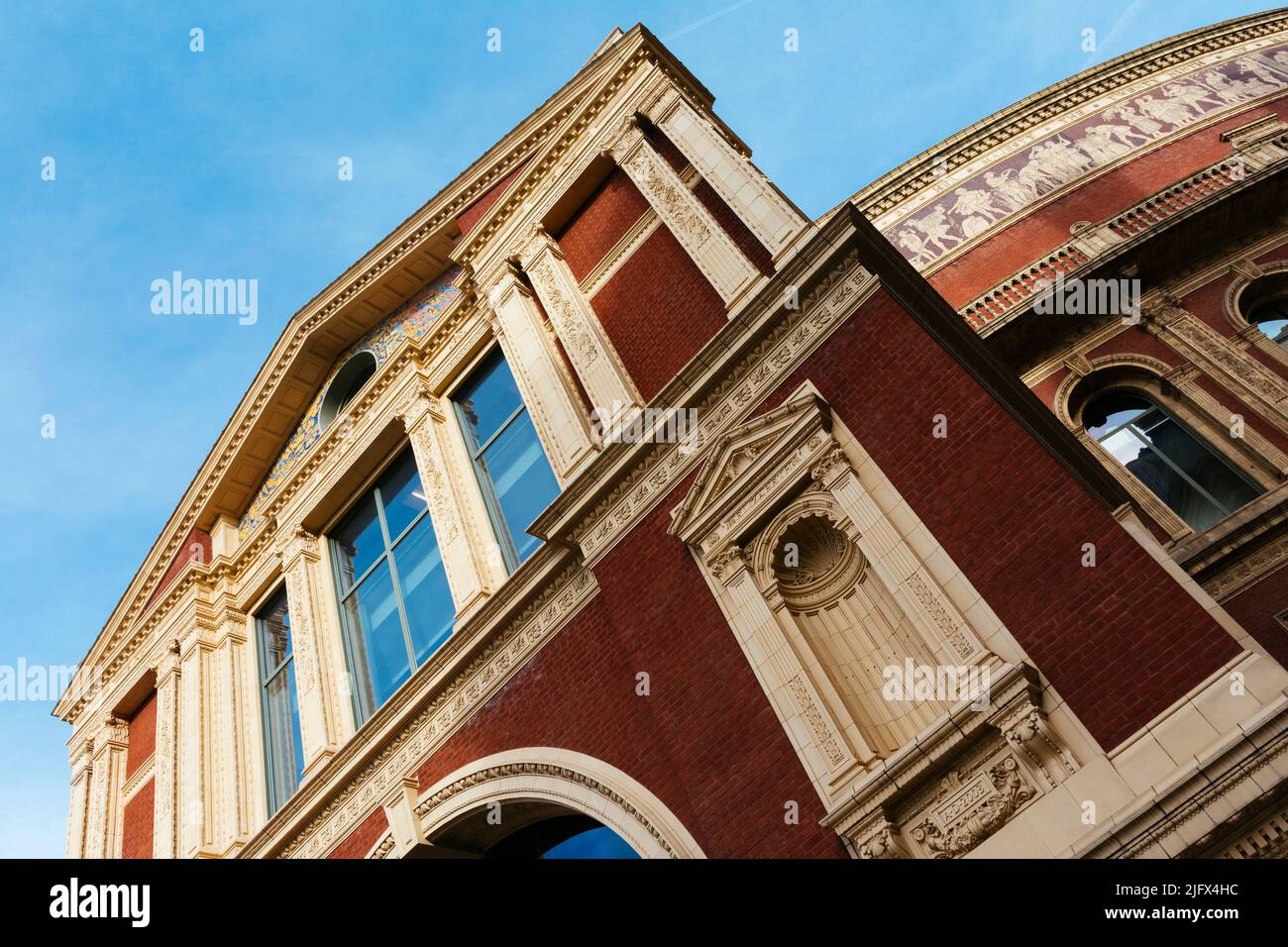 Facciata di dettaglio. La Royal Albert Hall. Il Trionfo delle Arti e delle Scienze. South Kensington, Londra, United Kindom, Europa Foto Stock