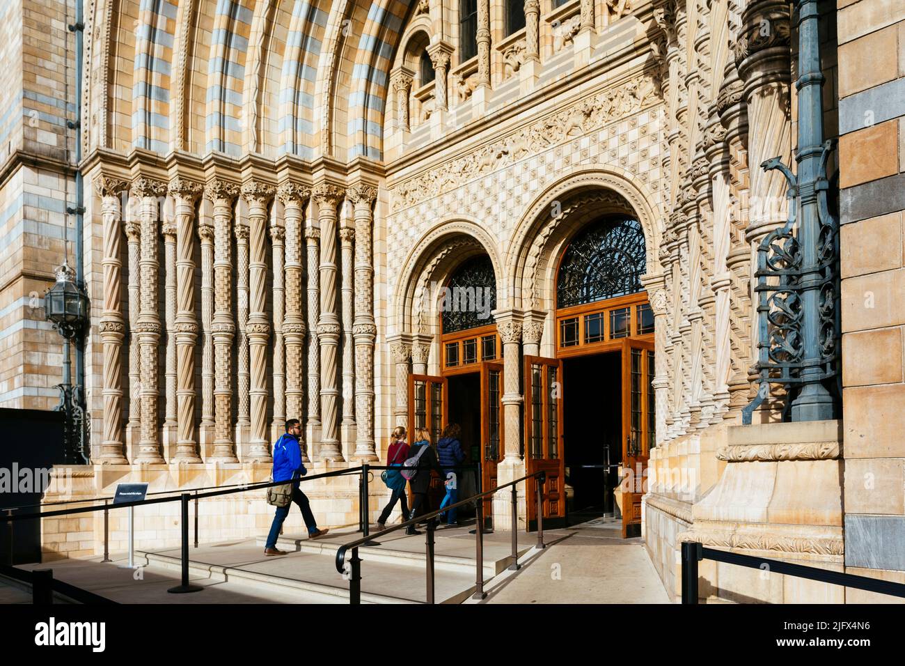 Ingresso, portale romanico. La facciata principale del Museo di Storia Naturale. Il Natural History Museum di Londra è un museo di storia naturale che espone Foto Stock