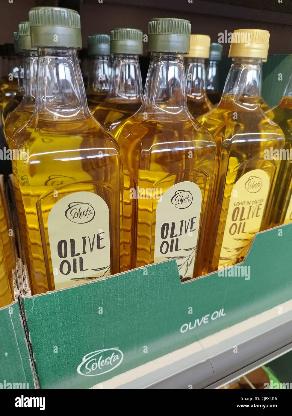Bottiglie di olio d'oliva su uno scaffale presso M&S Foodhall nel Regno Unito Foto Stock