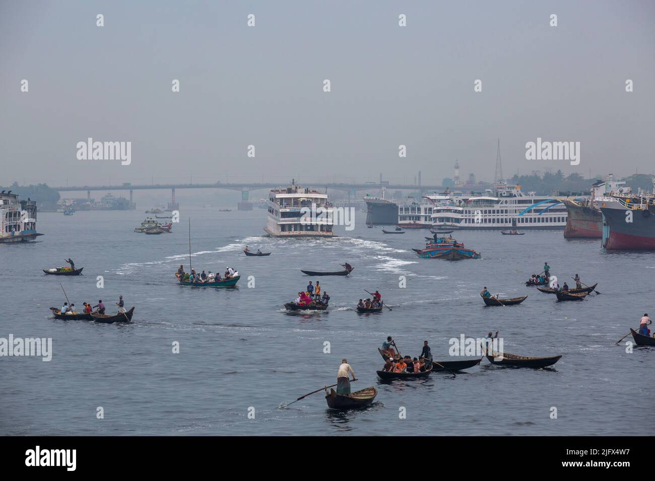 Imbarcazione passeggeri sul fiume buriganga, Dhaka, Bangladesh. Foto Stock