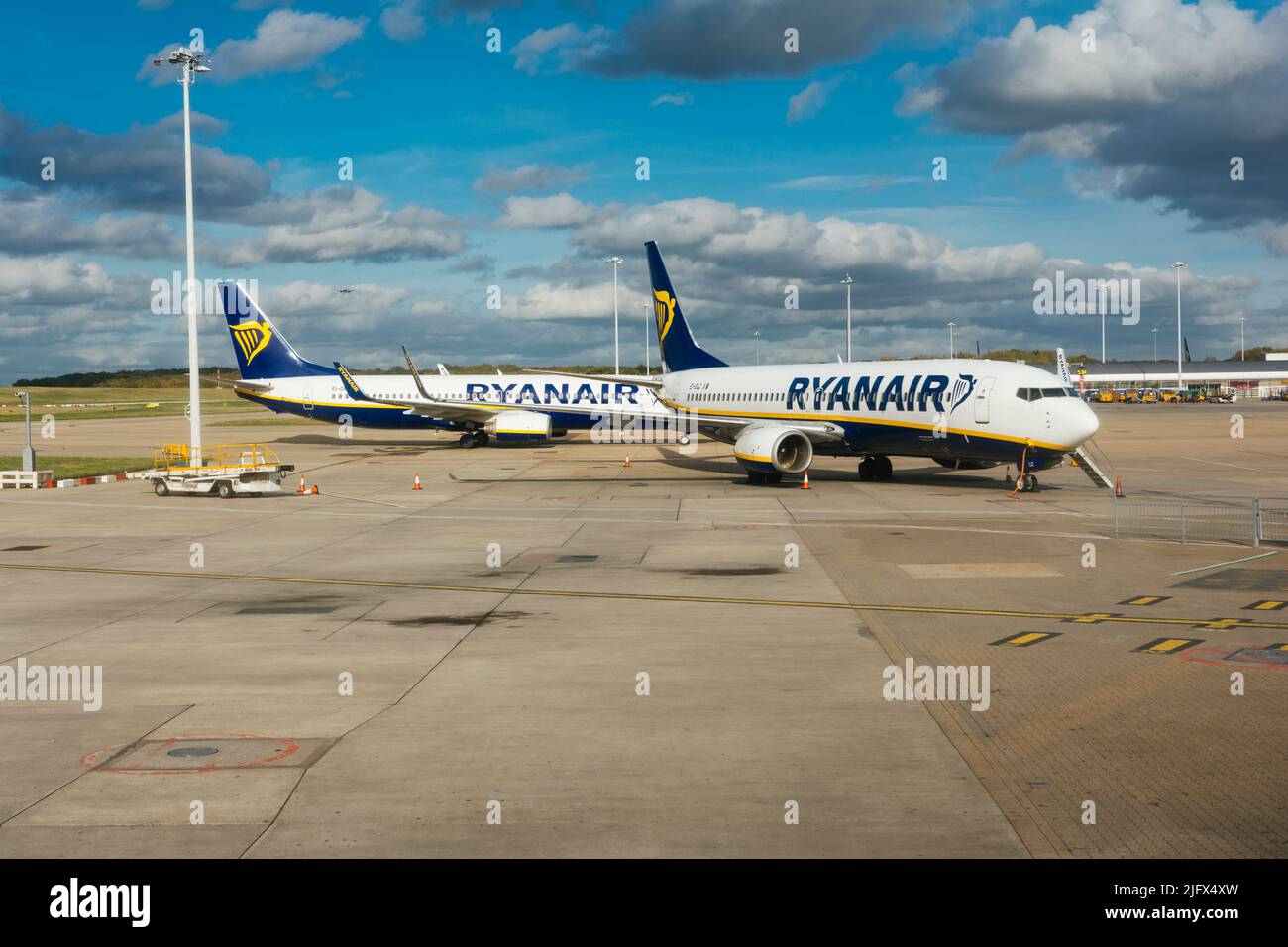 Due aerei Ryanair parcheggiati all'Aeroporto Stansted di Londra. London Stansted Airport è un aeroporto internazionale che si trova a Stansted Mountfitchet, Uttlesford Foto Stock