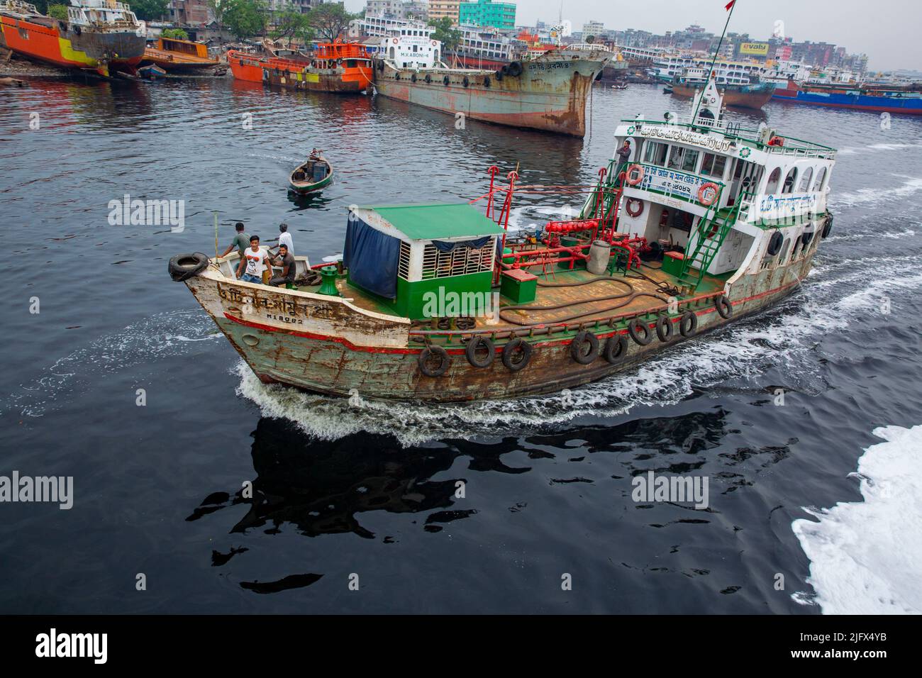 Una piccola petroliera sulle acque inquinate del fiume Buriganga, Dhaka, Bangladesh Foto Stock