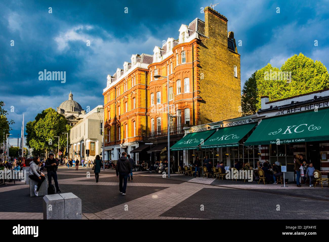 Sunset su Exhibition Rd, South Kensington. Royal Borough di Kensington e Chelsea. Londra, Inghilterra, Regno Unito, Europa Foto Stock