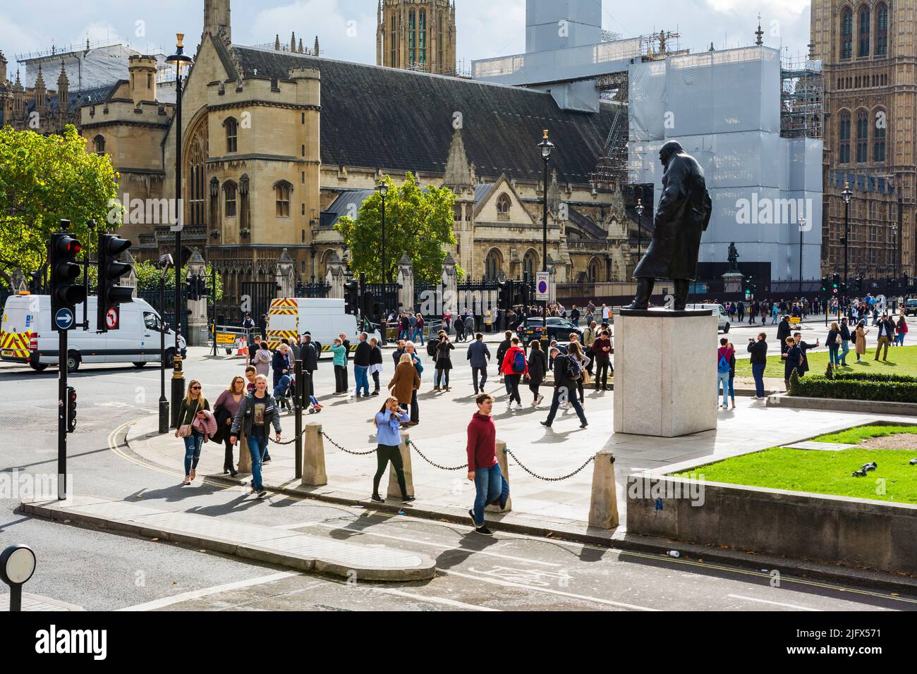 Pedoni accanto alla statua di Winston Churchill. Piazza del Parlamento. Città di Westminster, Londra, Inghilterra, Regno Unito, Europa Foto Stock