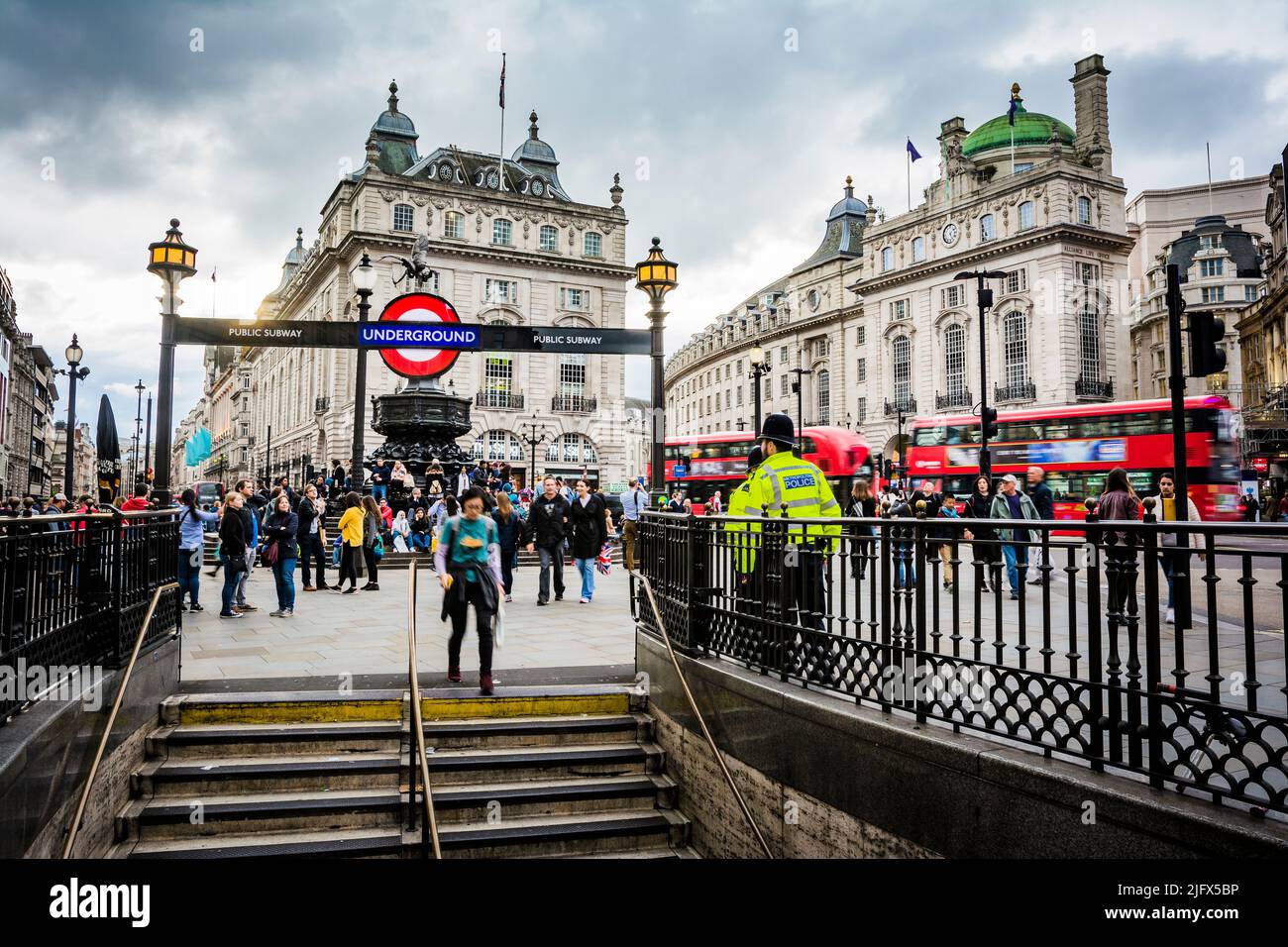 Scale d'ingresso alla stazione della metropolitana di Picadilly Circus. Piccadilly Circus è un incrocio stradale e spazio pubblico del West End di Londra nella città di Westmi Foto Stock