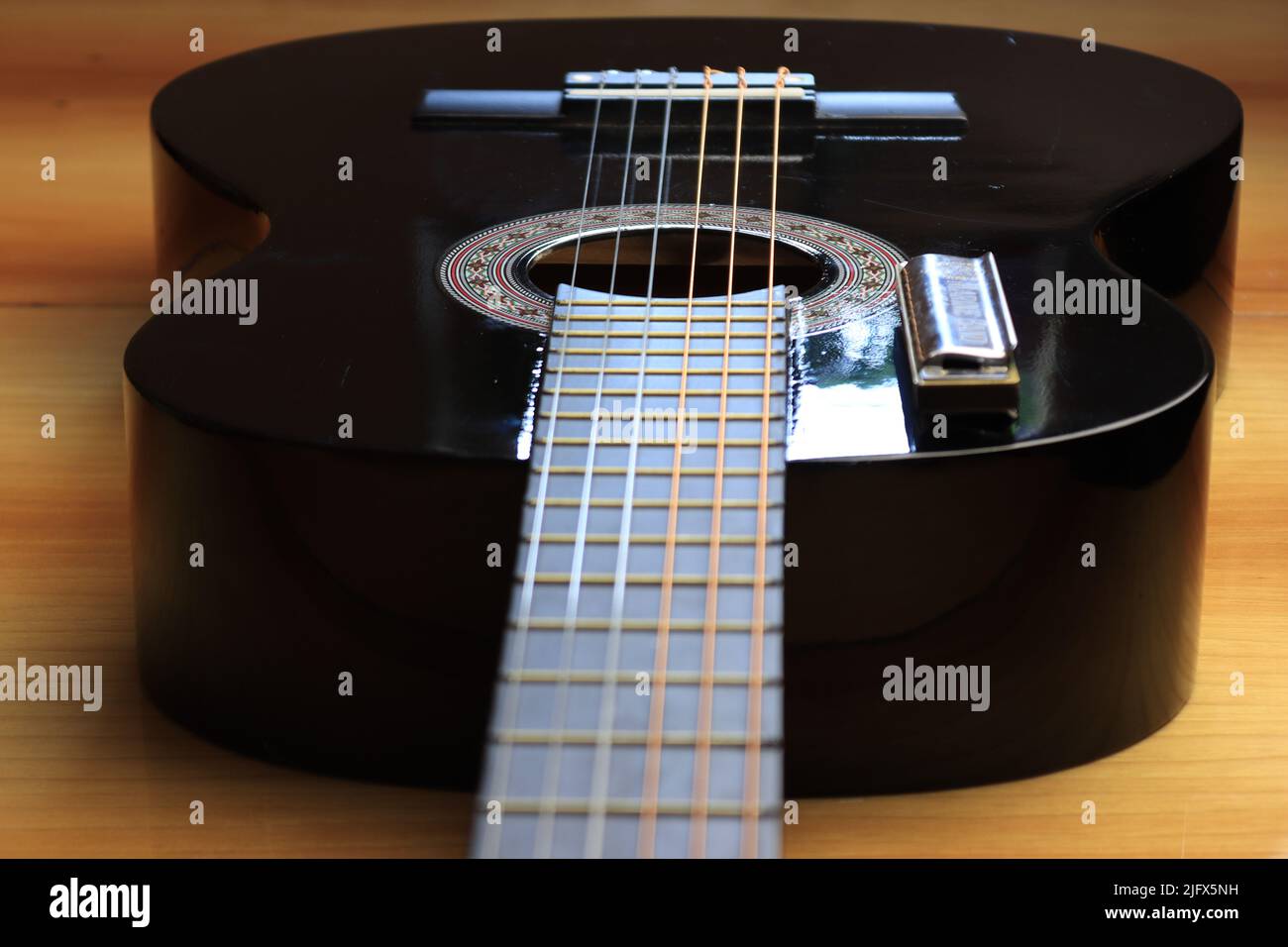 Vari strumenti musicali disposti in modo da creare un quadro musicale Foto Stock