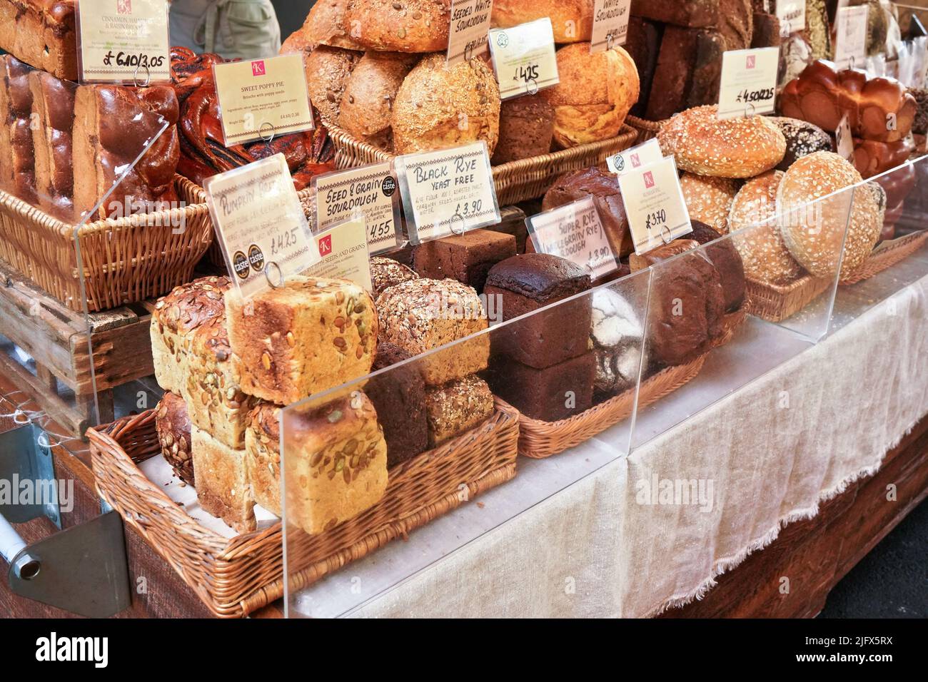 Londra, Regno Unito - 01 febbraio 2019: Vari tipi di pane artigianale fatto in casa in mostra al mercato alimentare di strada Foto Stock