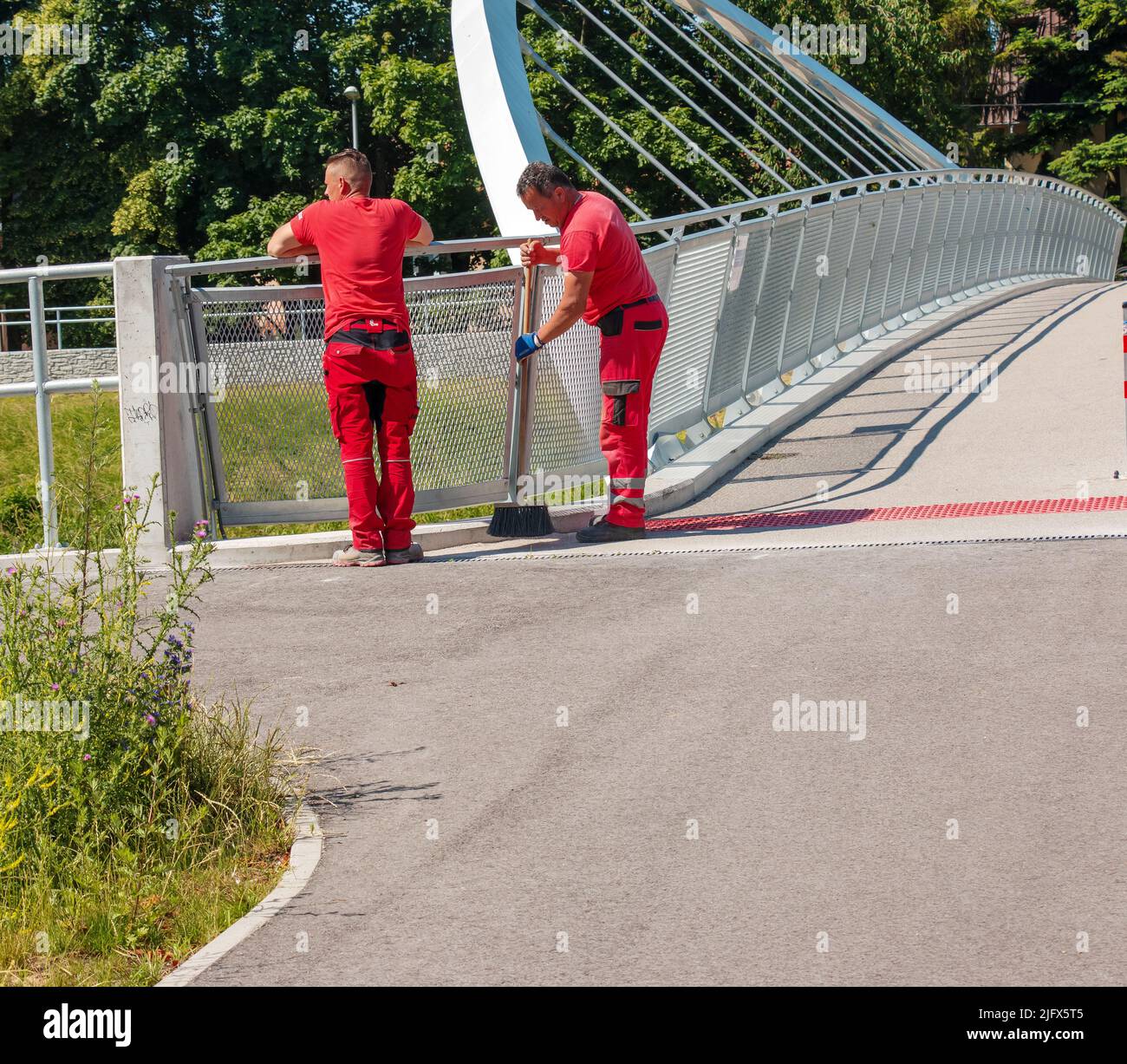 Due uomini che spazzano immagini e fotografie stock ad alta risoluzione -  Alamy