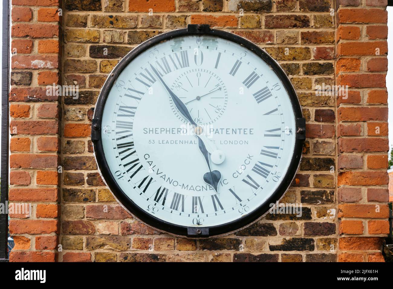 L'orologio Shepherd Gate è montato sulla parete all'esterno del cancello del Royal Observatory. L'orologio, un primo esempio di orologio elettrico, era uno slavo Foto Stock