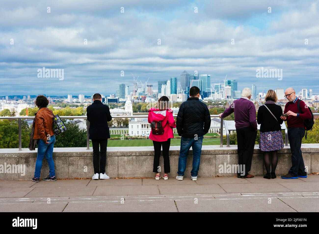Persone al punto panoramico di Greenwich Park. Vista di Canary Wharf da Greenwich Park. Greenwich, Greater London, Londra, Inghilterra, Regno Unito, Europa Foto Stock