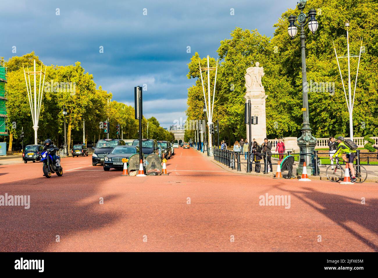 Il Mall è una strada nella città di Westminster, nel centro di Londra, tra Buckingham Palace alla sua estremità occidentale e Trafalgar Square via Admiralty Arch to Foto Stock