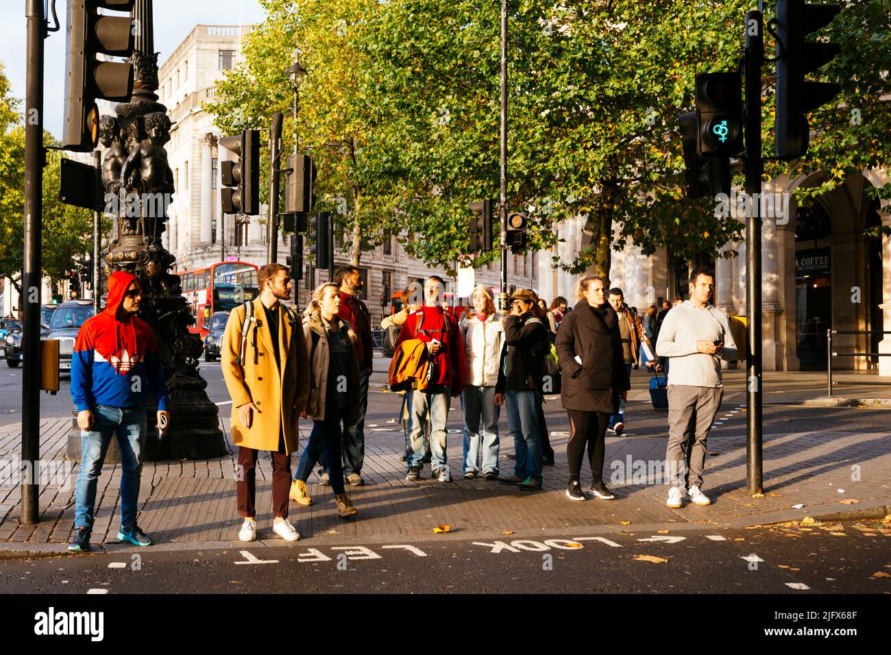Pedoni in attesa del semaforo. Londra, Inghilterra, Regno Unito, Europa Foto Stock