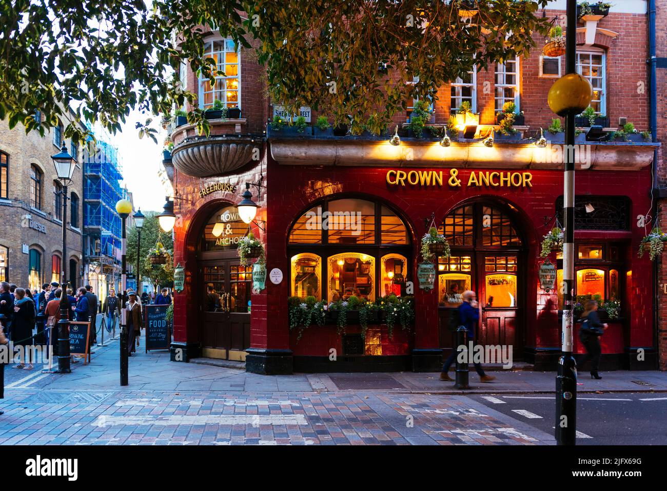 Venerdì sera dopo il lavoro bevitori fuori dal Crown & Anchor pub, Covent Garden, London West End, Londra, United Kindom, Europa Foto Stock