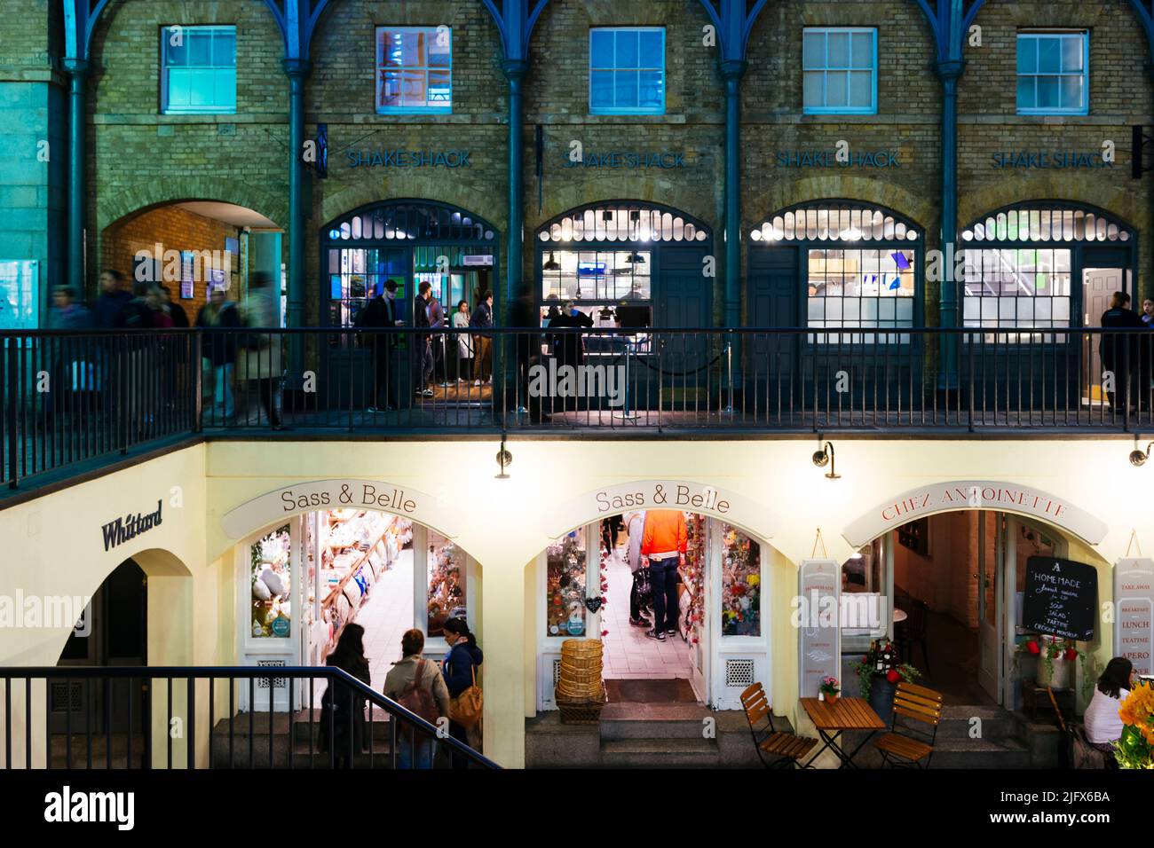 Ristoranti e caffetterie all'interno del mercato di Covent Garden. Londra, Regno Unito, Europa Foto Stock