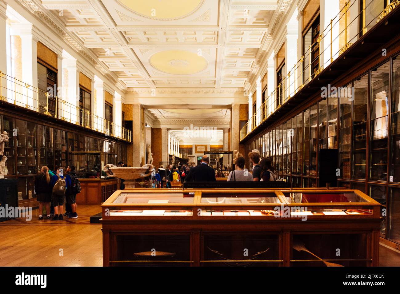 Biblioteca del Re. Sala espositiva. Il British Museum è un museo pubblico dedicato alla storia, all'arte e alla cultura umana situato nell'area di Bloomsbury Foto Stock