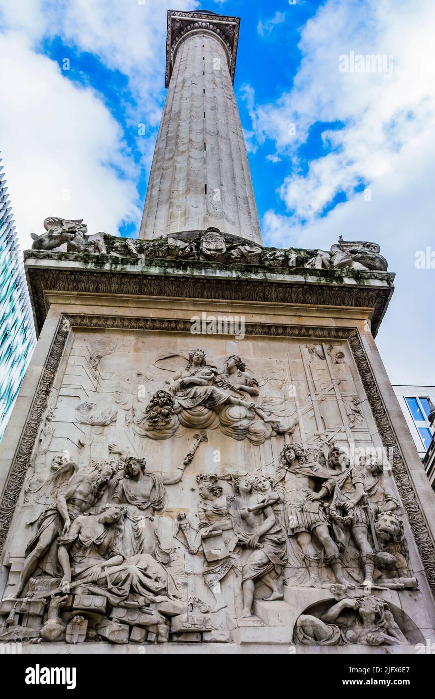 Il Monumento al Grande fuoco di Londra, più comunemente conosciuto semplicemente come il Monumento, è una colonna dorica suta a Londra. Commemorazione del Grande fuoco Foto Stock