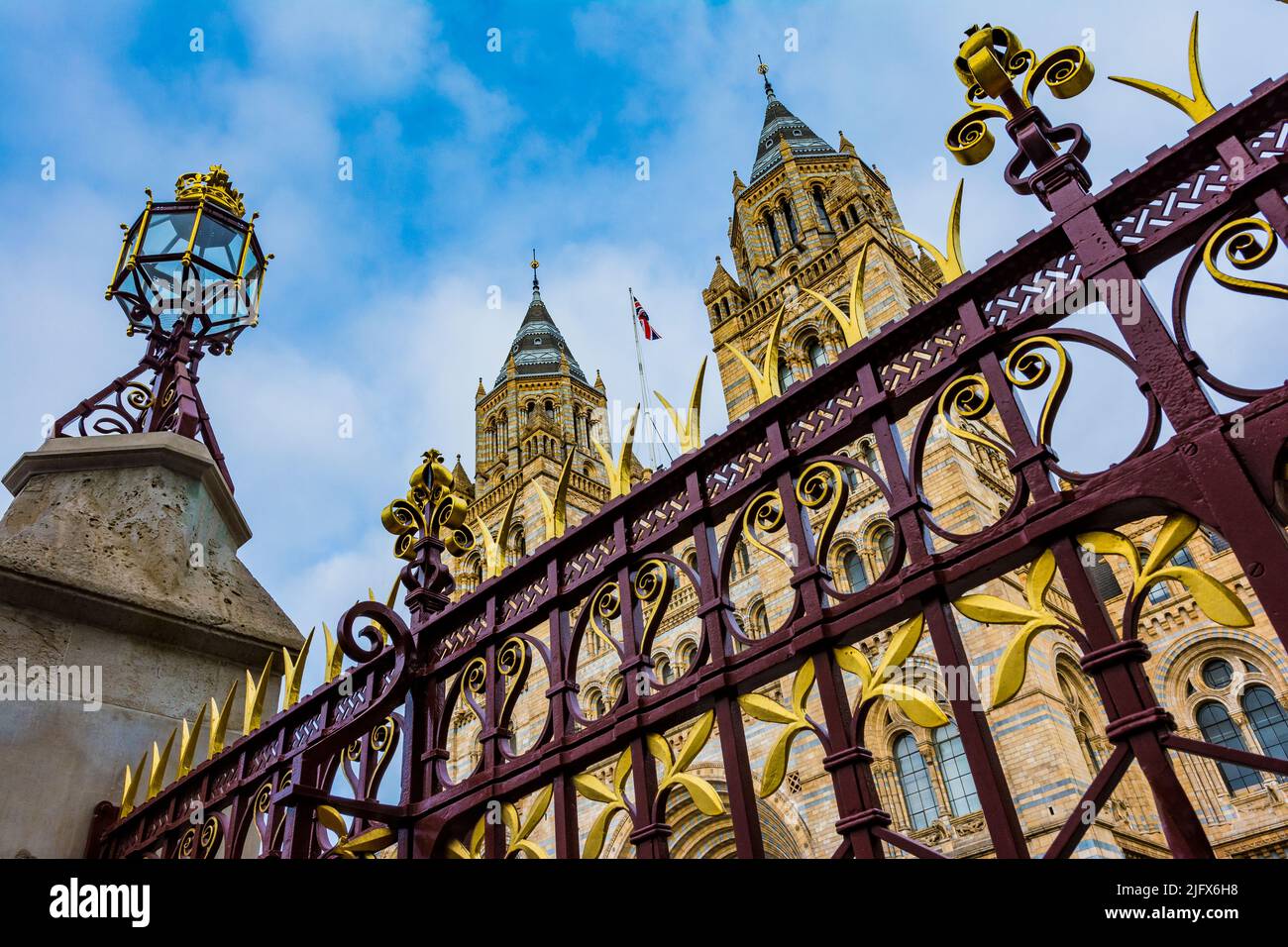 La facciata principale del Museo di Storia Naturale. Il Natural History Museum di Londra è un museo di storia naturale che espone una vasta gamma di esemplari Foto Stock