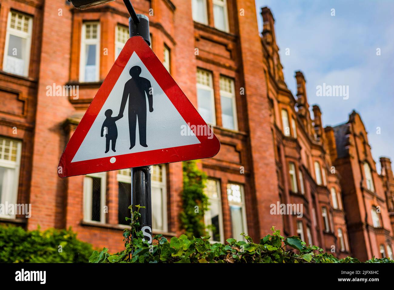 Cartello stradale di attenzione. Famiglia, padre e figlio. Londra, Inghilterra, Regno Unito, Europa Foto Stock