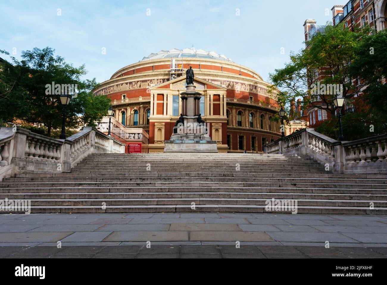 La Royal Albert Hall e il Memorial to the Great Exhibition visto da Prince Consort Road. South Kensington, Londra, United Kindom, Europa Foto Stock