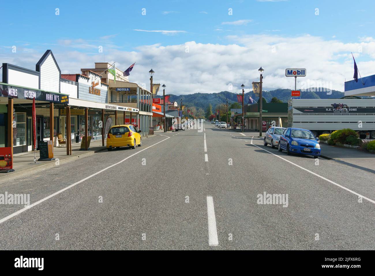 Reefton Nuova Zelanda - Maggio 4 2022; piccola città Nuova Zelanda strada principale fiancheggiata da negozi al dettaglio e ospitalità imprese Foto Stock