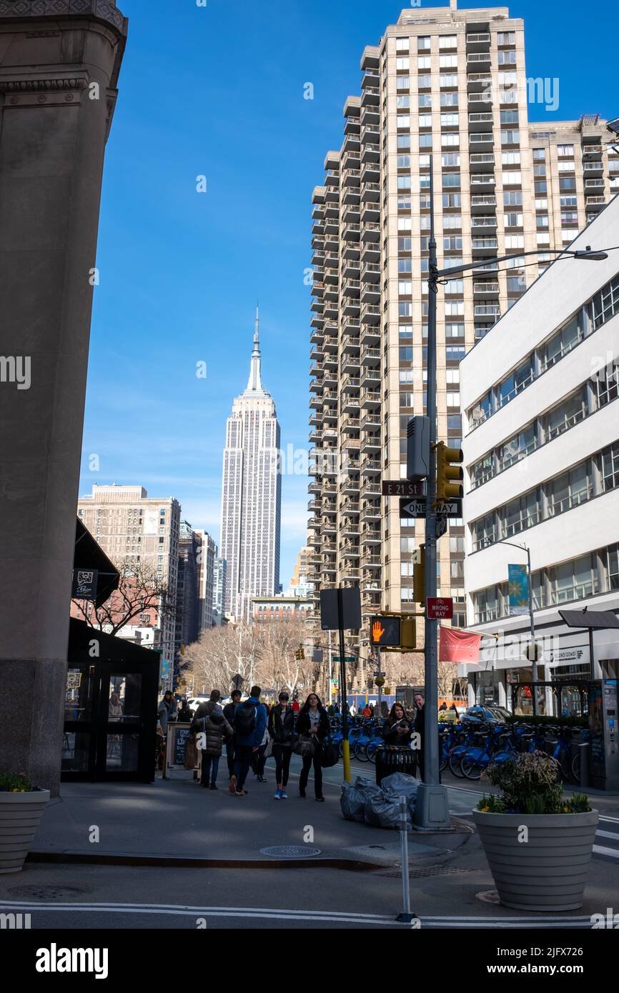midtown New York City Street con Empire State Building in una soleggiata mattinata primaverile Foto Stock midtown New York City Street con Empire State Building in una soleggiata mattinata primaverile Foto Stock