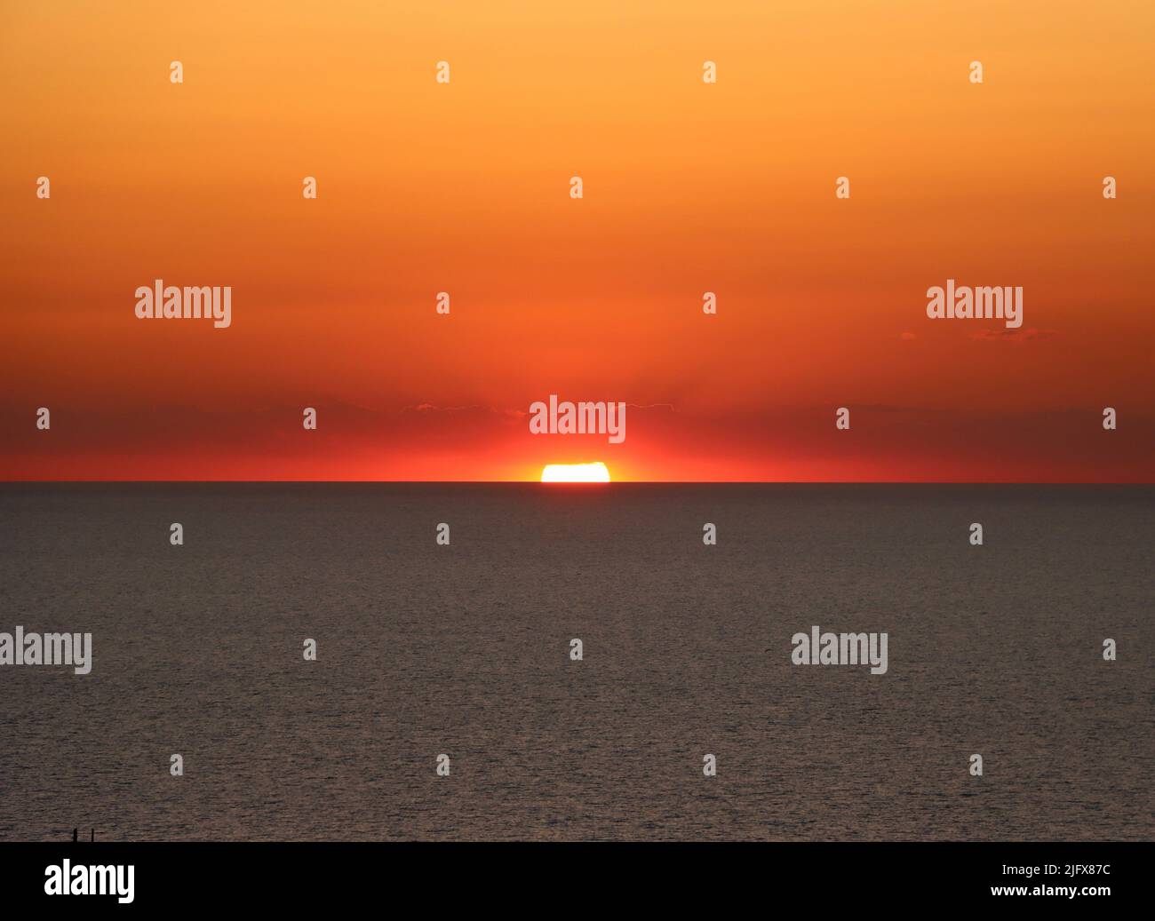 Il sole entra nel lago Erie a Lakewood, Ohio, alla fine di maggio 2022 Foto Stock