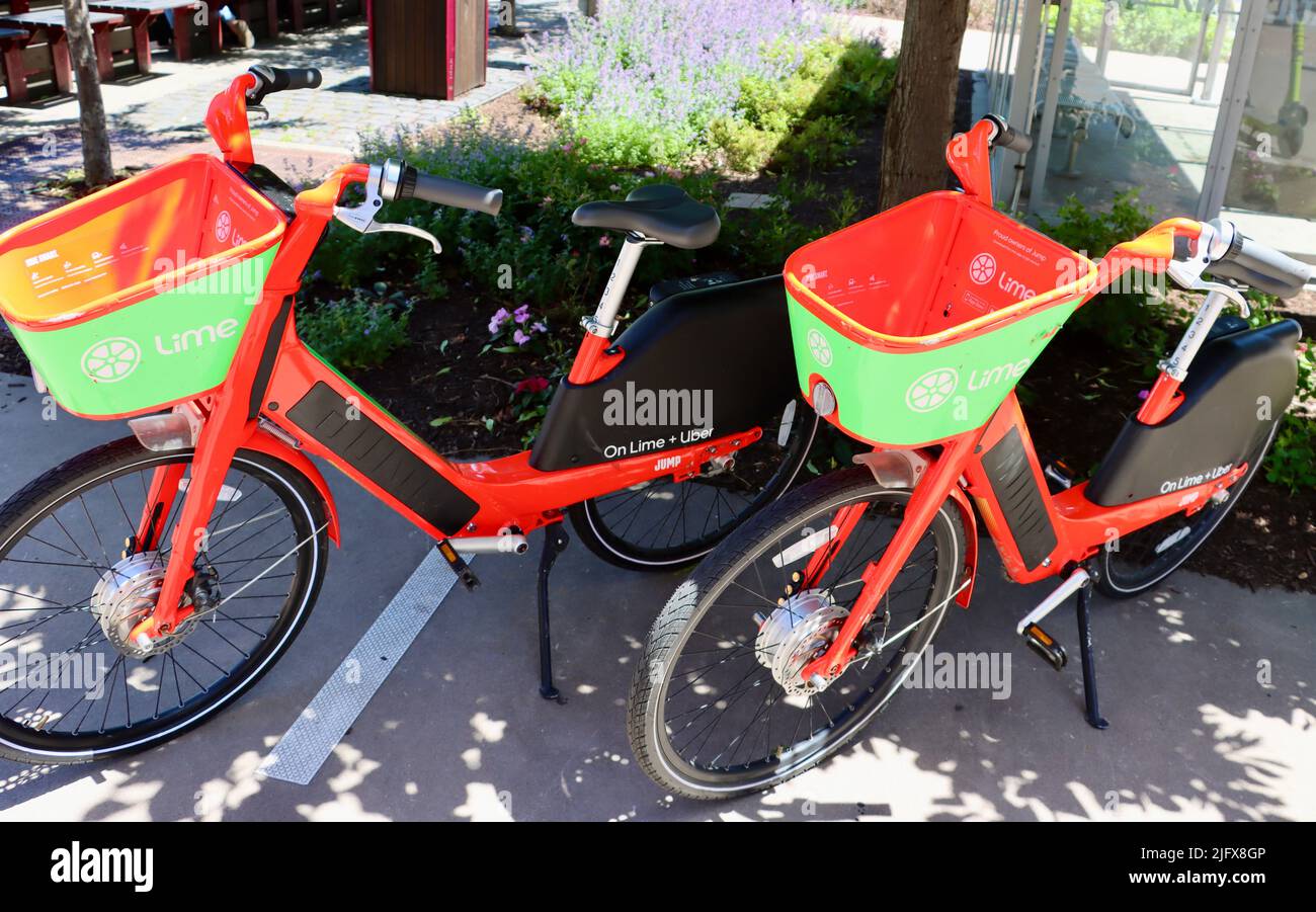 Uber Lime Bikes a Cleveland, Ohio, nel maggio 2022 Foto Stock