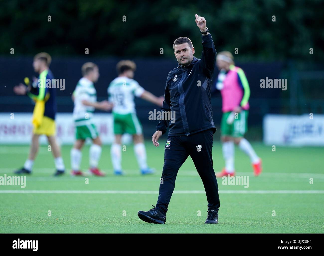 Il manager di Linfield David Healy riconosce i tifosi a tempo pieno dopo il primo turno di qualificazione della UEFA Champions League, la prima partita al Park Hall di Oswestry. Data foto: Martedì 5 luglio 2022. Foto Stock