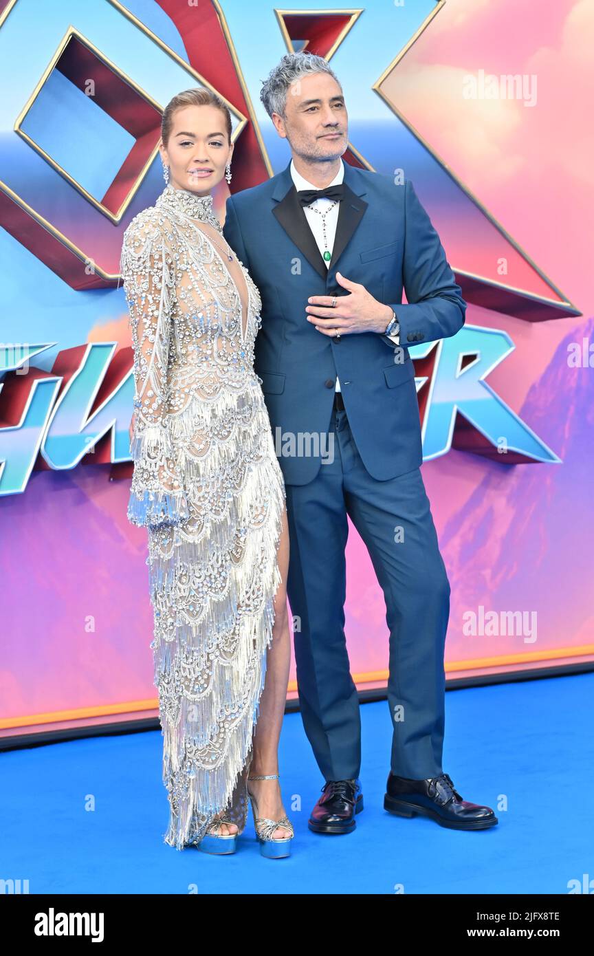 Londra, UK, 05/07/2022, Rita ora e Taika Waititi arrivano al Marvel Studios', un esclusivo programma di gala di Thor: Love and Thunder, Leicester Square, Londra, Regno Unito. – 5 luglio 2022. Foto Stock