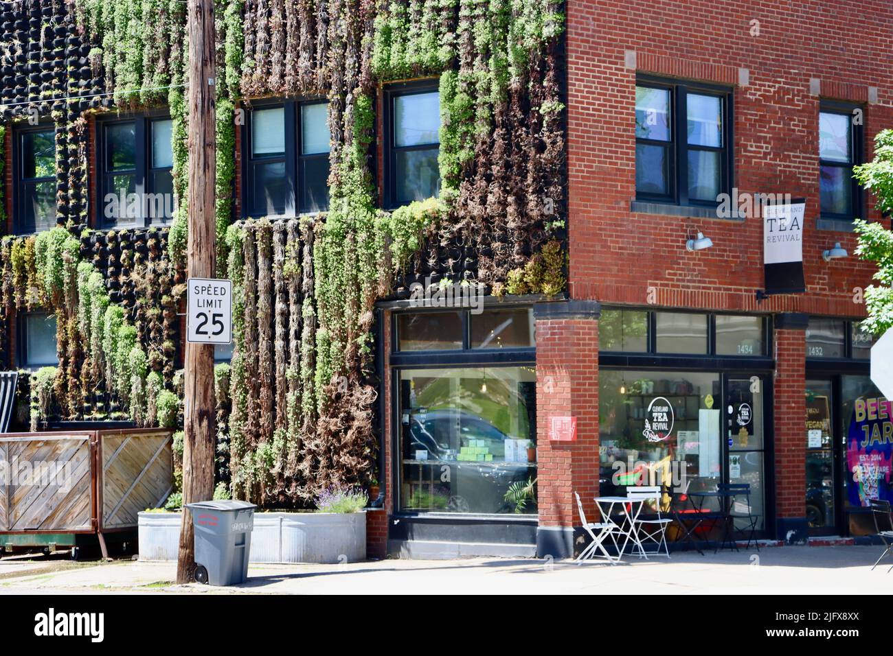 Muro coperto di piante a Ohio City, Cleveland, Ohio nel maggio 2022 Foto Stock