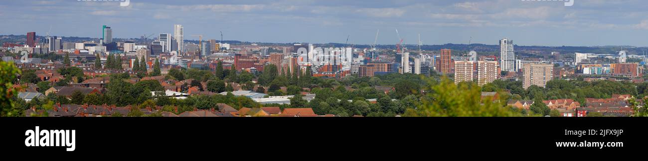 Un paniorama del centro di Leeds preso da Cabbage Hill a Wortley. Foto Stock