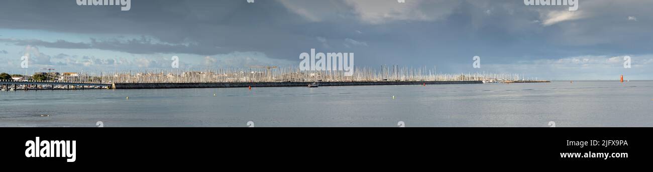 Vista panoramica su Port des Minimes a la Rochelle, Francia in una giornata nuvolosa. Banner panoramico Foto Stock