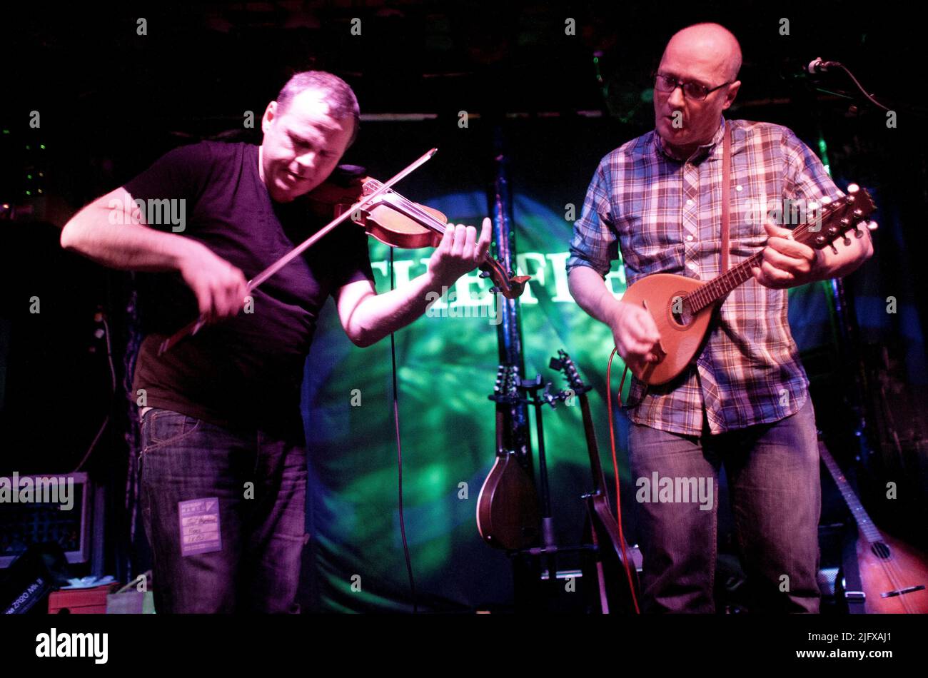 Andy Dinan, Troy Donockley e Adrian Edmondson dei Bad Shepherds suonano il Fleece di Bristol come parte del loro primo tour di addio. 28 ottobre 2011. Foto Stock