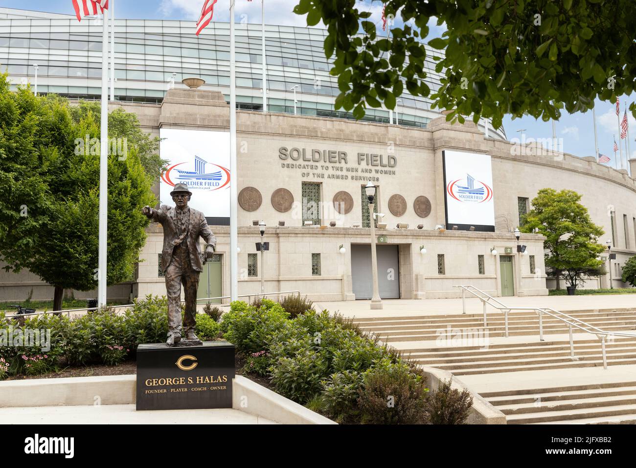 Soldier Field è sede dei Chicago Bears e di proprietà del Chicago Park District. Lo stadio può ospitare 61.500 persone per sport, concerti e altri eventi. Foto Stock
