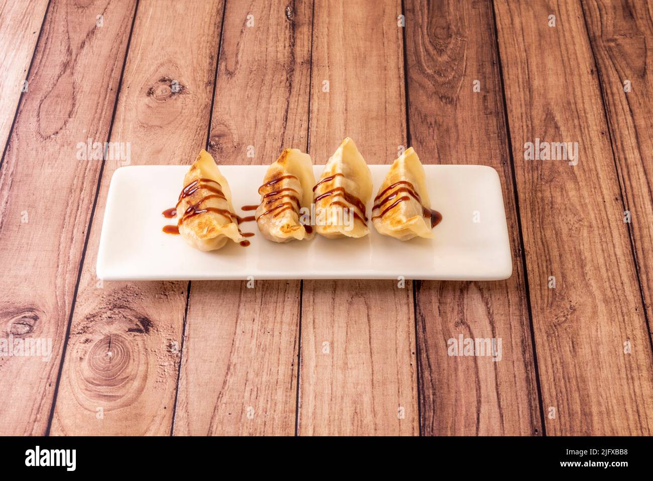 Ravioli tipici della cucina cinese, popolare in Cina, Giappone e Corea, il Jiaozi di carne macinata o farcita con verdure arrotolate in un d molto sottile Foto Stock