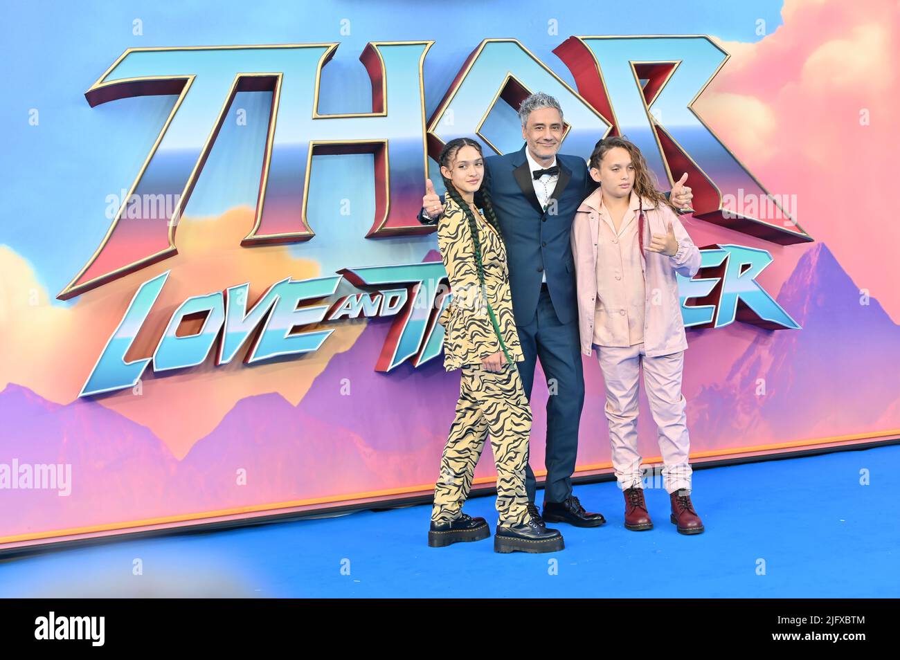 Londra, UK, 05/07/2022, Taika Waititi e i suoi figli arrivano al Marvel Studios', un'esclusiva proiezione di gala di Thor: Love and Thunder, Leicester Square, Londra, Regno Unito. – 5 luglio 2022. Foto Stock