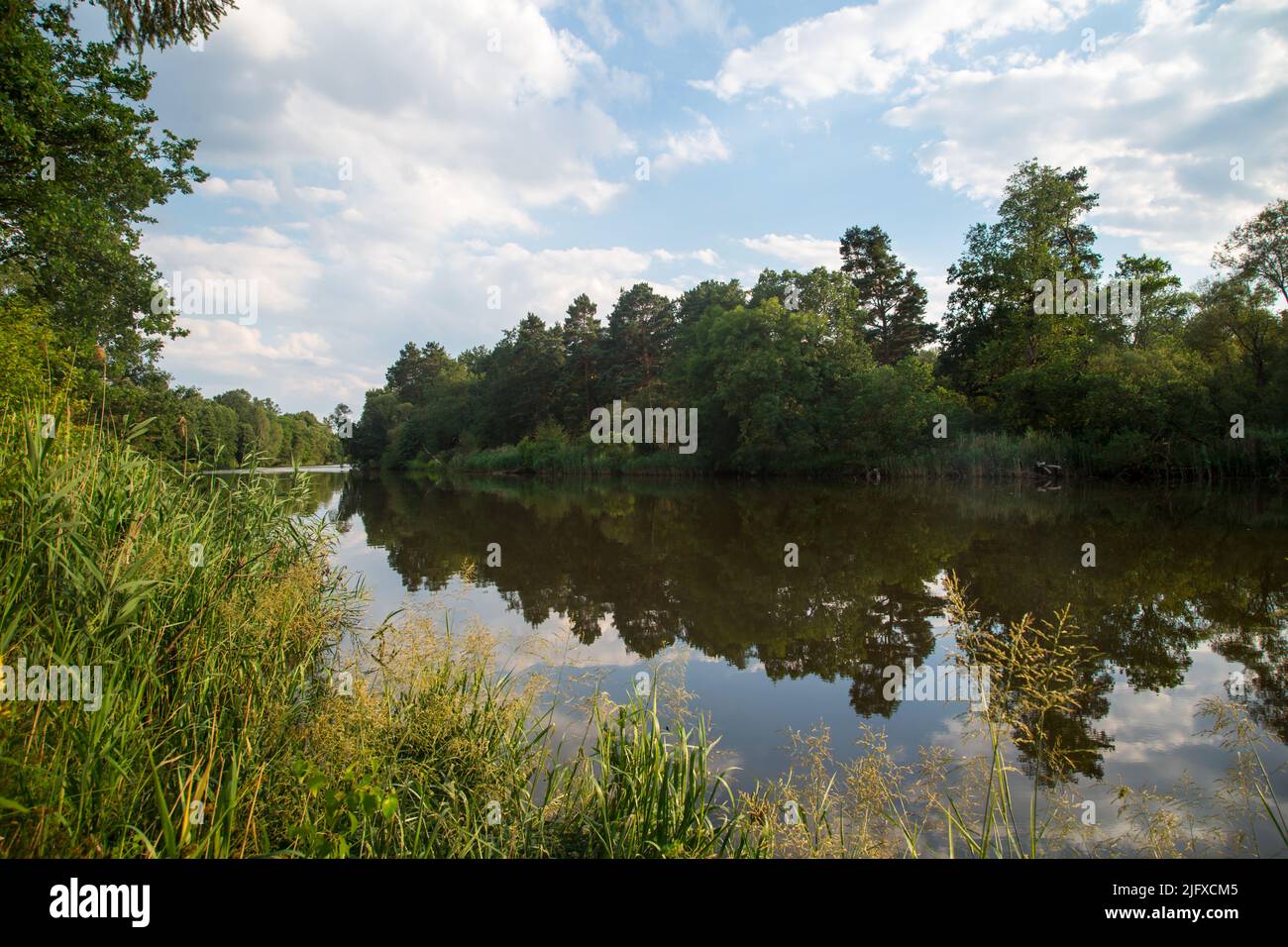 Il fiume Neisse al tramonto, fotografato dal lato della Polonia Foto Stock