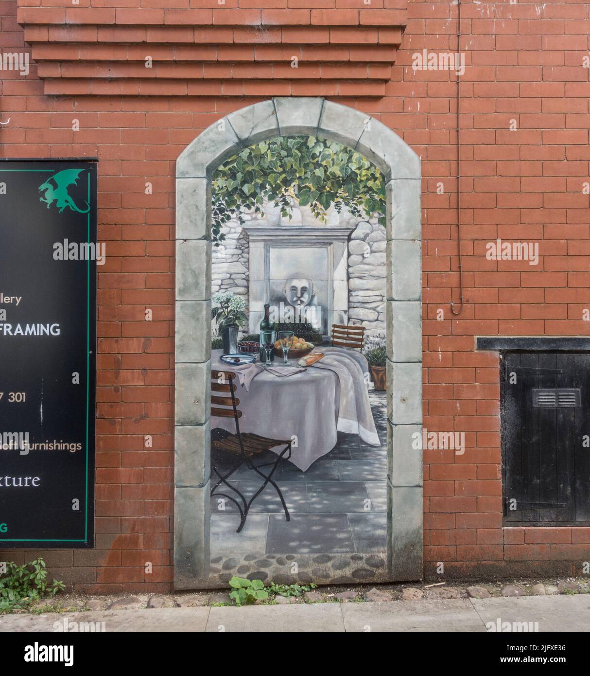 Murale su un edificio, parte dello schema 'Town Windows' (trompe l’oeil o stile 'fool the eye'), a Knaresborough, North Yorkshire, UK. Foto Stock